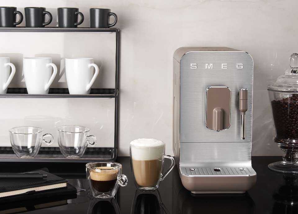 Machine à café avec broyeur Smeg⎮ Showroom Immodesign - Binova & Armony cuisine - Showroom La Garenne Colombes
